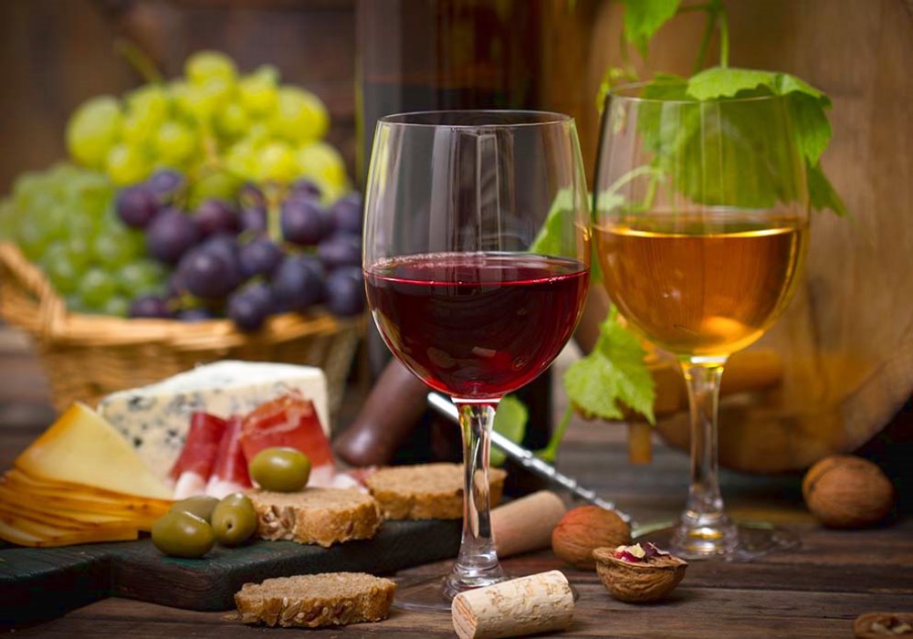 3 THE RULES FOR A PERFECT HAPPY HOUR
Good food and good wine
